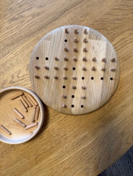 Solitaire-spill / Pinne-spill med en liten dreid skål for oppbevaring av pinnene.